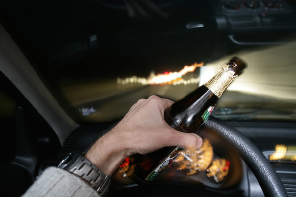 Không nên uống rượu bia khi lái xe